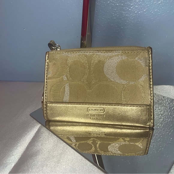 Authentic Coach Wallet! #0189 - Picture 1 of 4